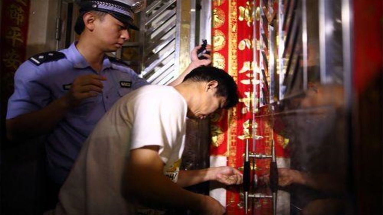 民建乡请开锁师傅开了锁后，师傅为什么一般都不进门，就算主人请也不进去？