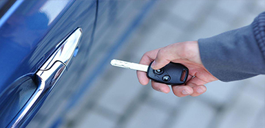 民建乡汽车钥匙锁在车里了怎么办？如何开汽车锁